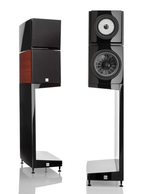 Vienna Acoustics The Kiss w/Stands front view with and without grill