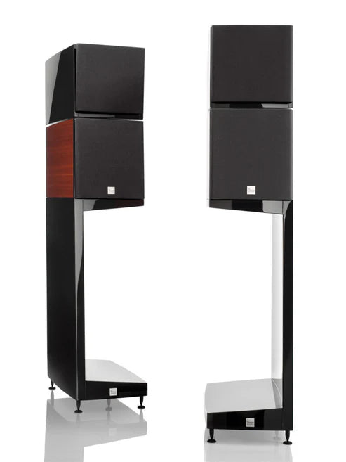 Vienna Acoustics The Kiss w/Stands Front view with grilles-Sapele finish