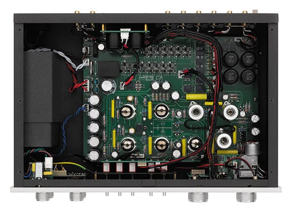 Luxman - CL-38uC Tube Preamplifier view of the inside and the tubes