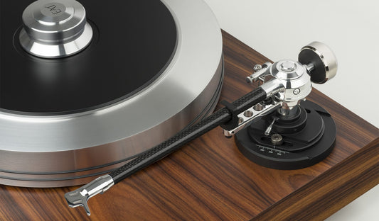 A massive machine that gets the best out of your vynil. Separate Sub Chassis and a mass loaded turntable gives us the best of both worlds. The design of the E.A.T. Forte turntable is based on a combination of two basic principles: Separate Sub Chassis and a mass loaded turntable This gives us the best of both worlds.