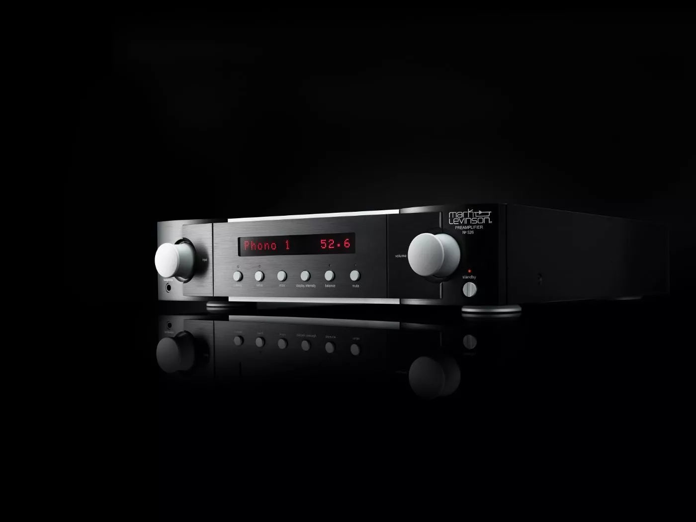 Discover new layers to the music you love with a high-end preamplifier that ensures you hear every note. The № 526 perfectly preserves both digital and analog signals, allowing you to experience the true character of your music, no matter its source. 