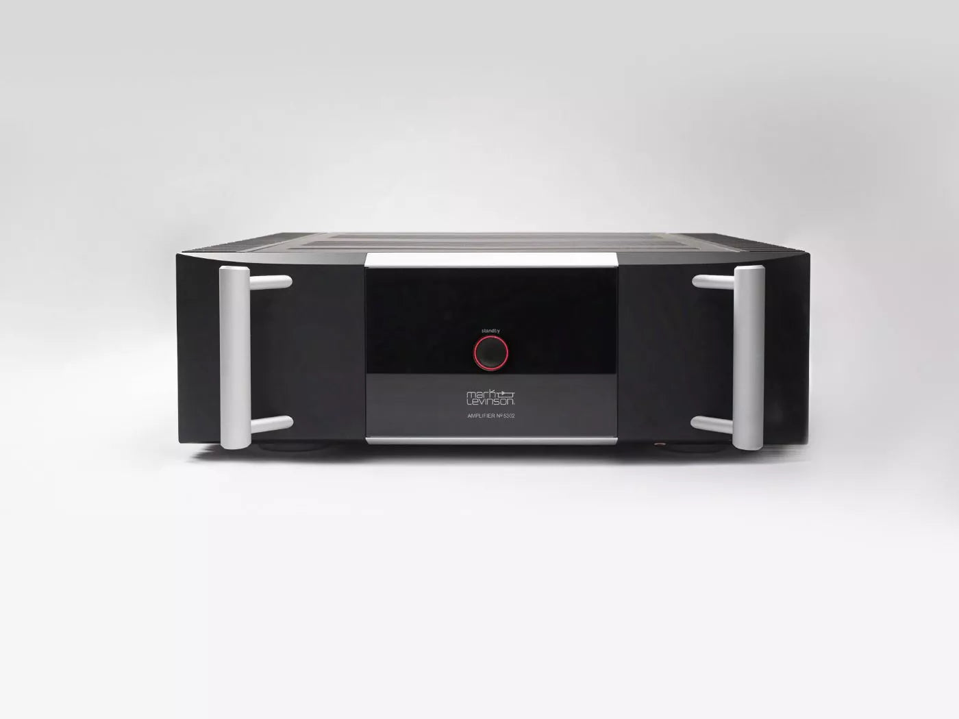 Experience vibrant, dynamic sound at any volume with the № 5302. Flexible, elegant and powerful, this high-quality amplifier delivers impeccable audio — and plenty of power — to drive high-end loudspeakers. Share the full potential of your music as every intricate detail takes shape around you. 